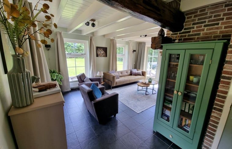 Stilvolle Einrichtung des Ferienhauses in Oude Willem, Suedwest-Drenthe, mit modernen Moebeln und viel Licht.