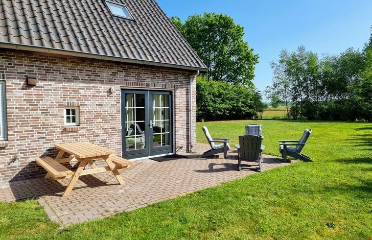 Atemberaubender Sonnenuntergang in der Naehe des Ferienhauses in Oude Willem, Suedwest-Drenthe, mit farbigem Himmel.