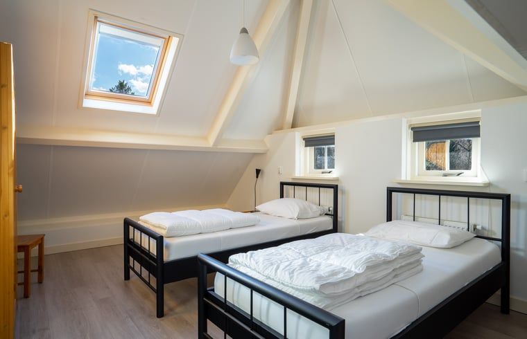 Schlafzimmer im Ferienhaus in Oude Willem, Suedwest-Drenthe, mit bequemem Doppelbett.