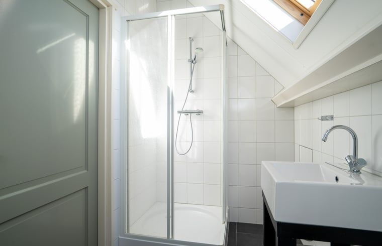 Helles Schlafzimmer mit zwei Betten im Ferienhaus in Oude Willem, Suedwest-Drenthe, mit Dachfenster.