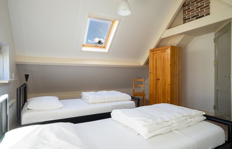 Modernes Badezimmer im Ferienhaus in Oude Willem, Suedwest-Drenthe, mit geraeumiger Duschkabine.