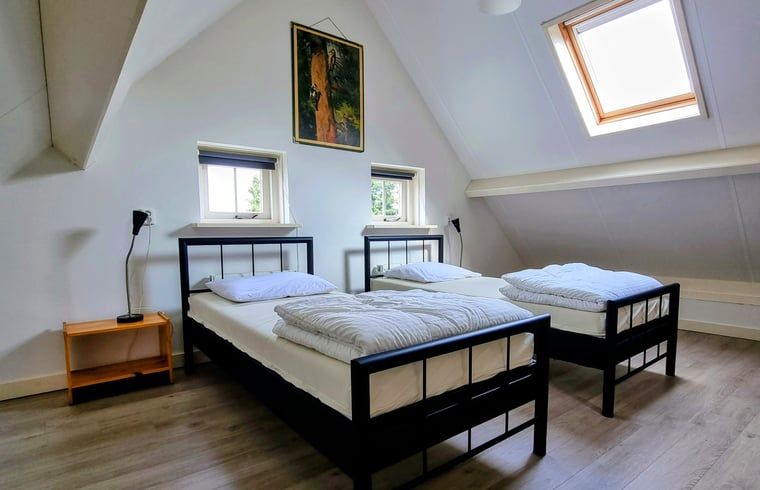 Gemuetliches Schlafzimmer mit Dachfenster in einem Ferienhaus in Oude Willem, Suedwest-Drenthe, ideal fuer Erholung.