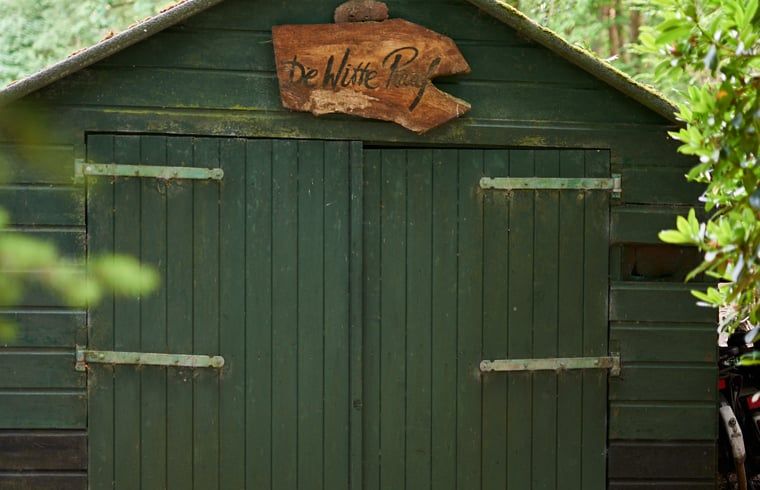 Houten schuur bij Huisje in Oude Willem, vakantiehuis in de bossen van Zuidwest Drenthe.
