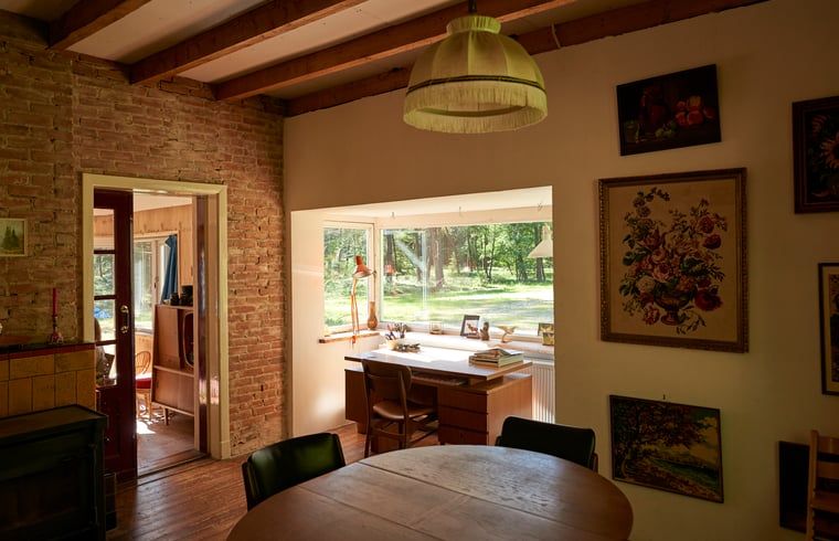 Eetkamer met uitzicht bij Huisje in Oude Willem, vakantiehuis in Zuidwest Drenthe.