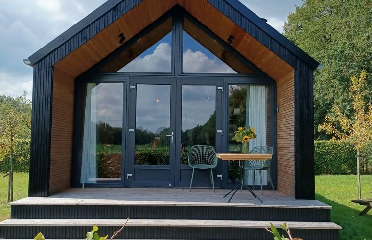 Voorzijde van vakantiehuis Huisje in Hollandscheveld met veranda in Drenthe.