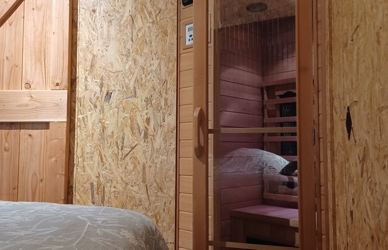 Sauna naast slaapkamer in vakantiehuis Huisje in Hollandscheveld, Drenthe.