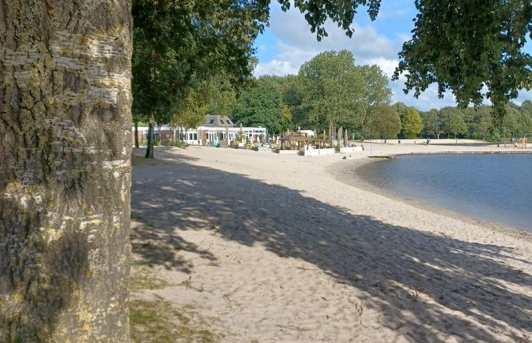 Zandstrand bij meer in de buurt van Huisje in Hollandscheveld, Drenthe.