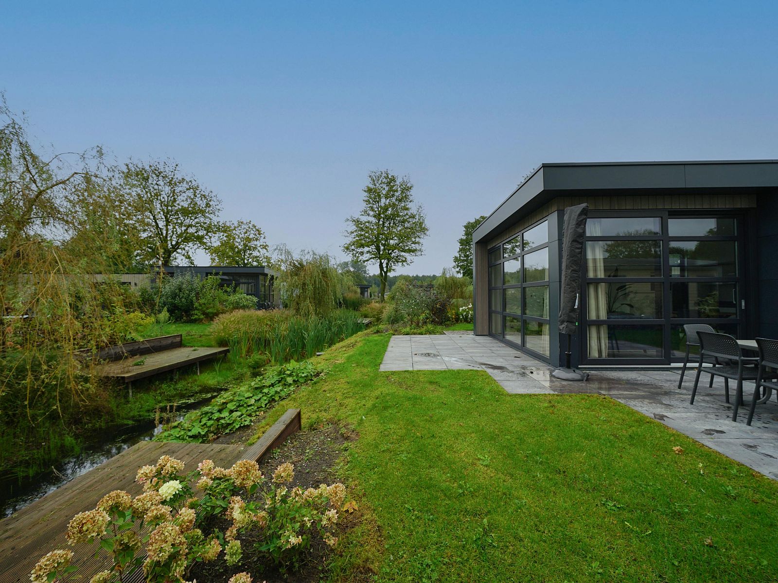 Detached house in Biddinghuizen with terrace and garden, located in the green surroundings of Eastern Flevoland, perfect for nature lovers.