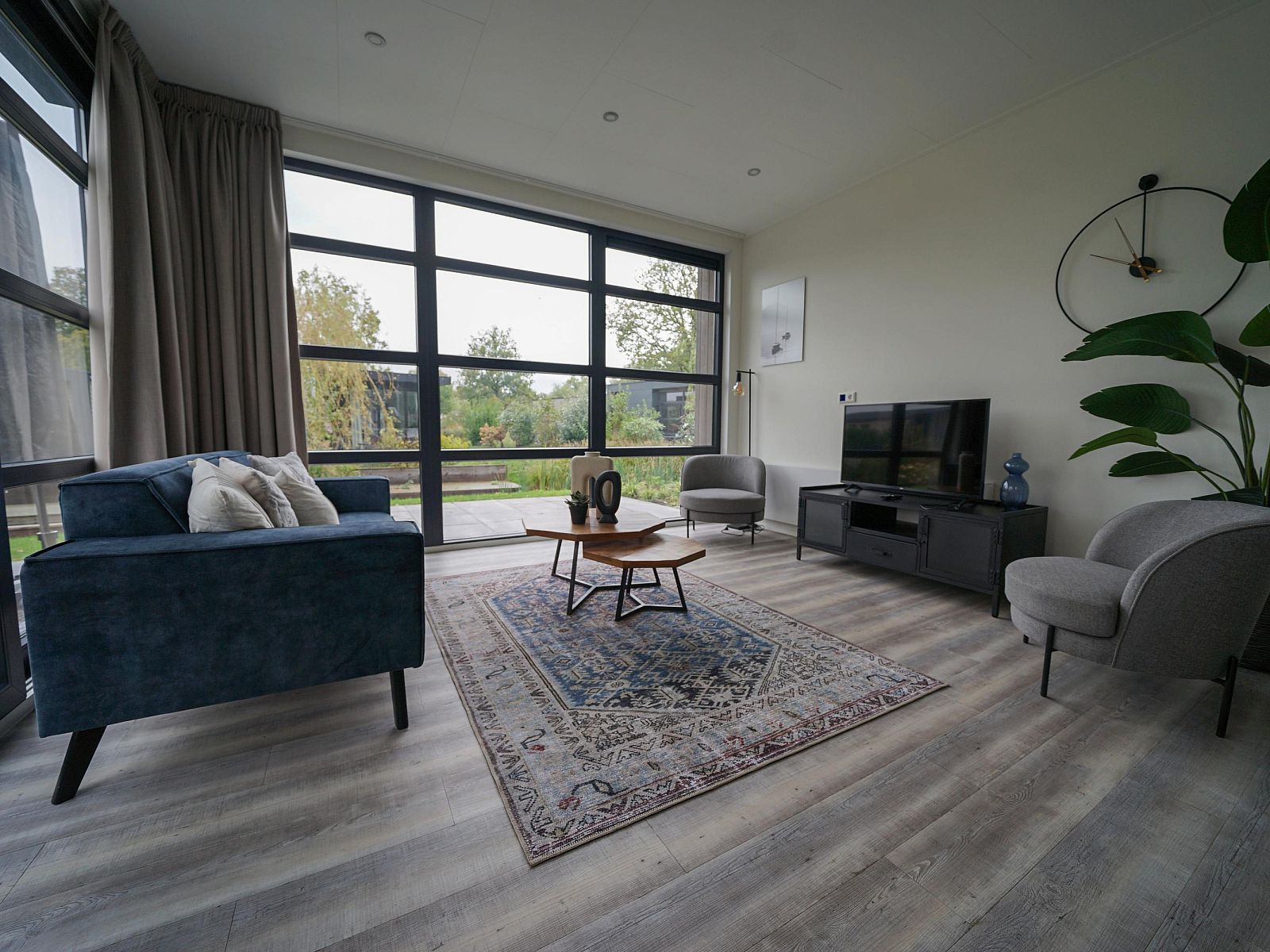 Cozy living room in the detached house in Biddinghuizen, Eastern Flevoland. Enjoy the view of the green surroundings.