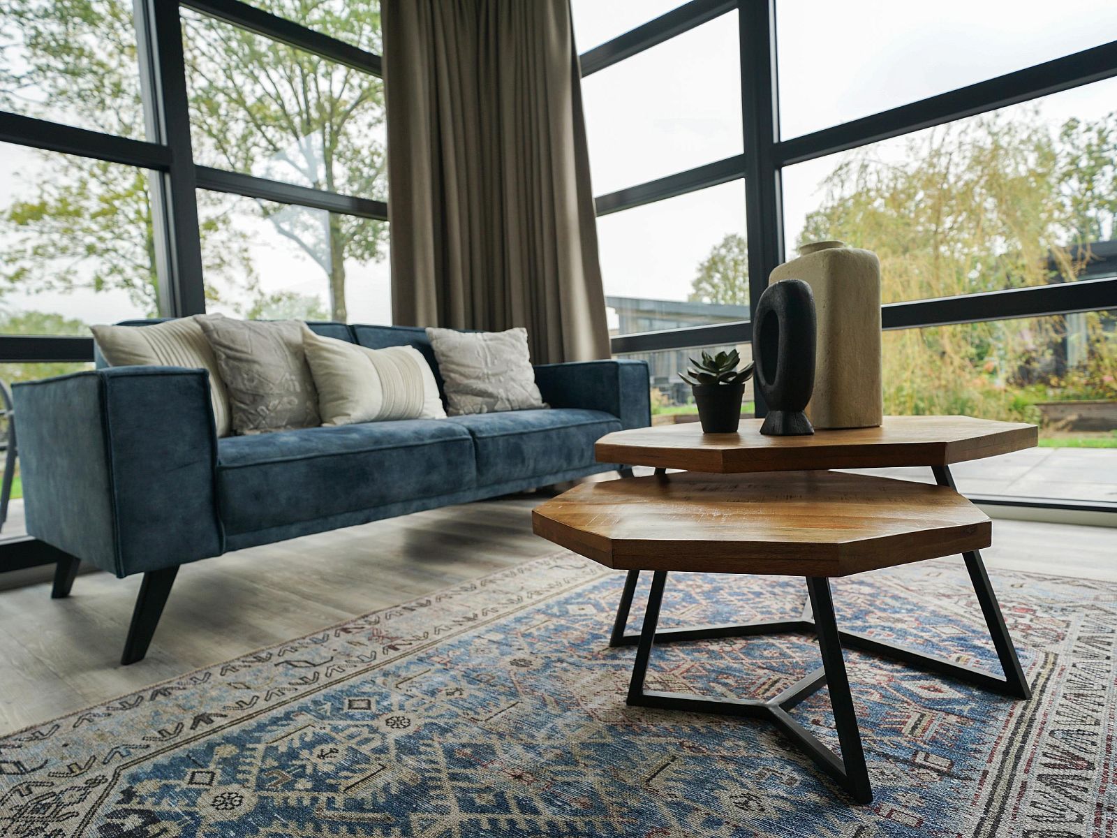 Cozy living room in the detached house in Biddinghuizen, Eastern Flevoland, with large windows and a comfortable sofa for relaxation.