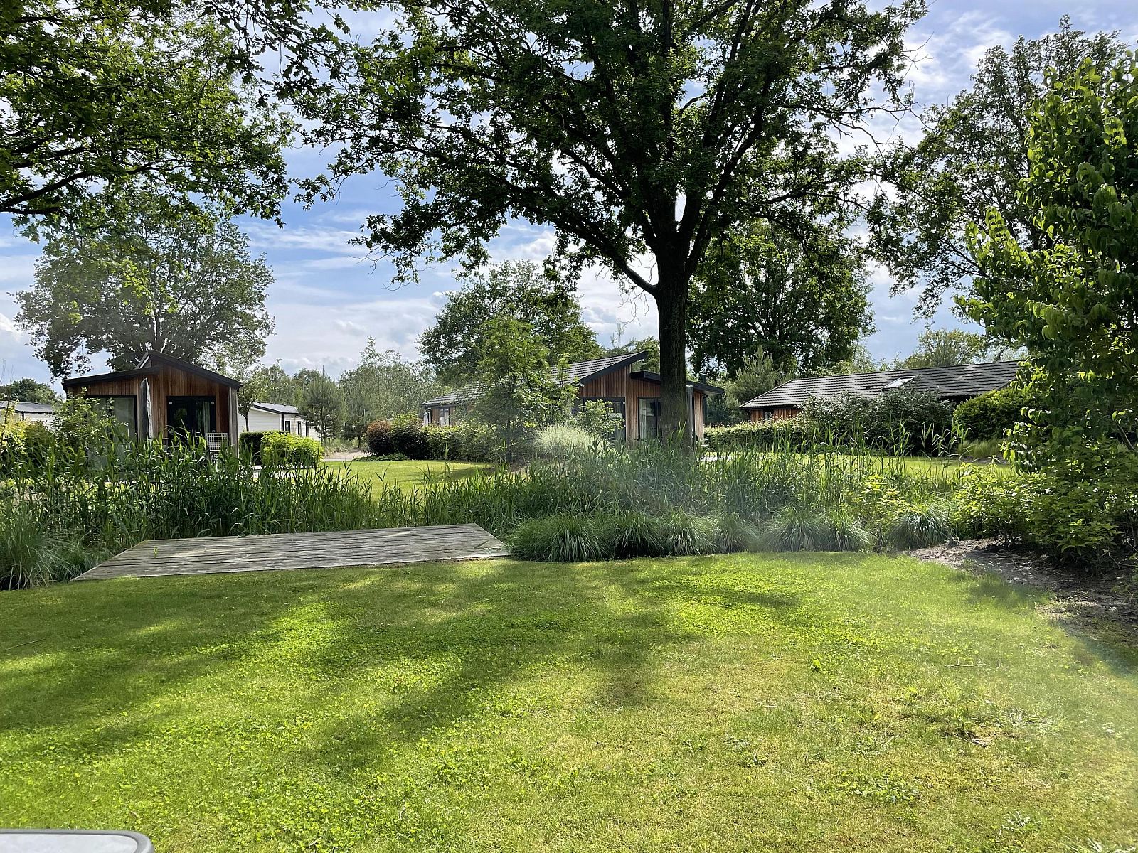Stijlvolle woonkamer in Vrijstaande woning in Biddinghuizen, Oostelijk Flevoland met moderne keuken en comfortabele zithoek.
