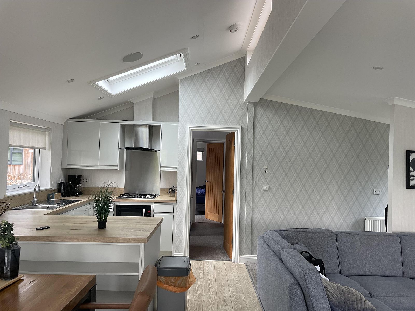 Moderne keuken in Vrijstaande woning in Biddinghuizen, vakantiehuis in Oostelijk Flevoland, met stijlvolle inrichting en veel natuurlijk licht.