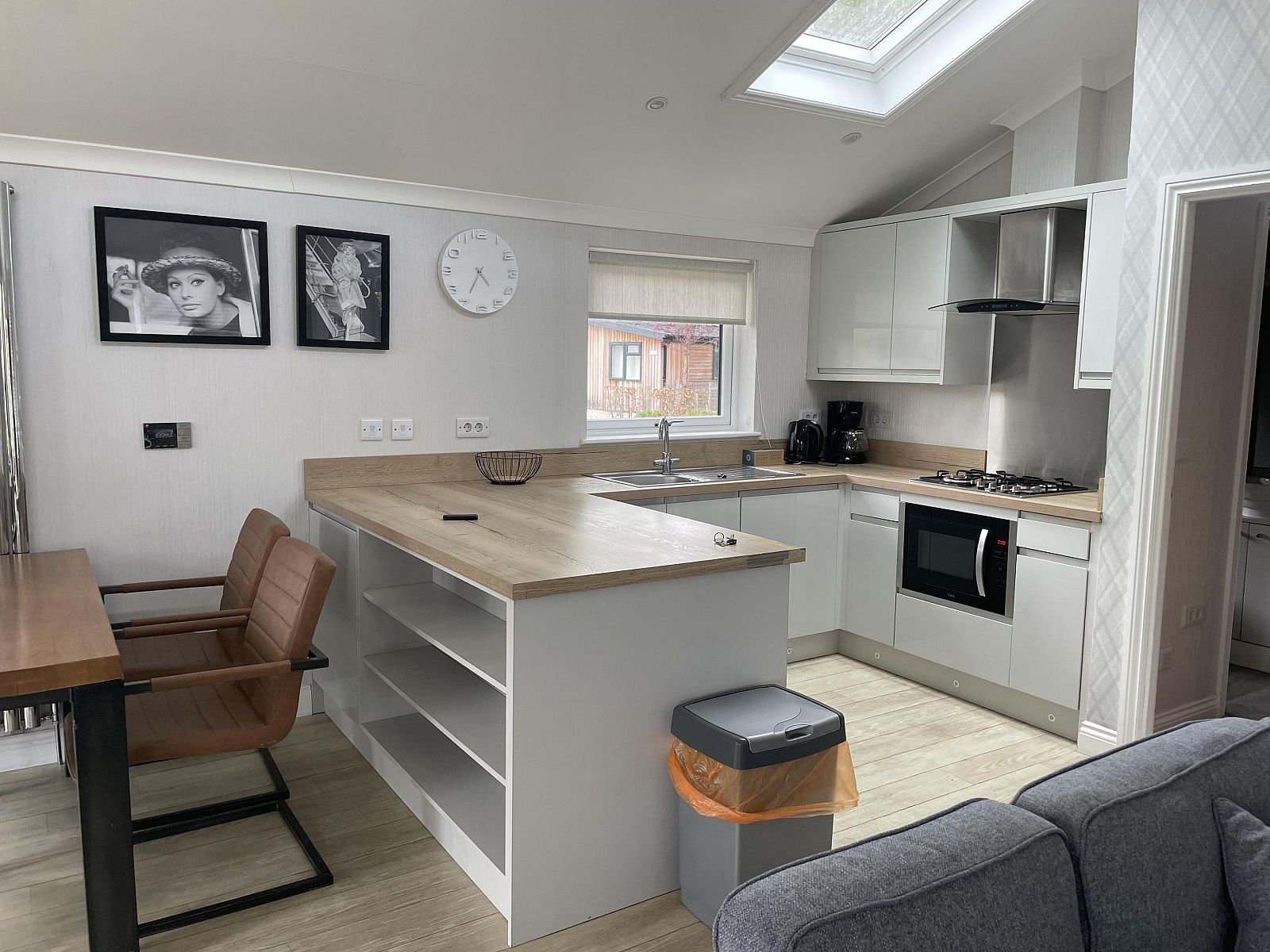 Stijlvolle binnenruimte van Vrijstaande woning in Biddinghuizen, vakantiehuis in Oostelijk Flevoland, met moderne keuken en eetkamer.