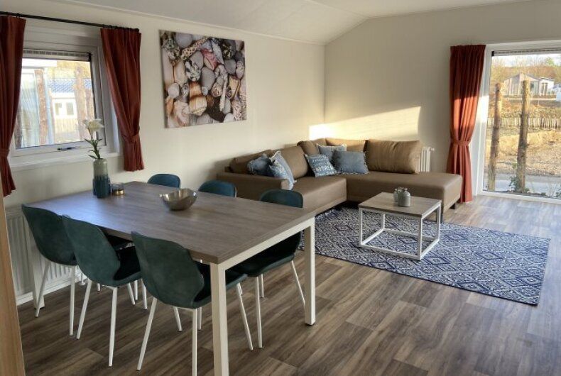 Gemtliches Wohnzimmer in einem freistehenden Haus in Biddinghuizen, Flevoland, mit komfortabler Sitzecke und Essecke fr einen entspannten Aufenthalt.