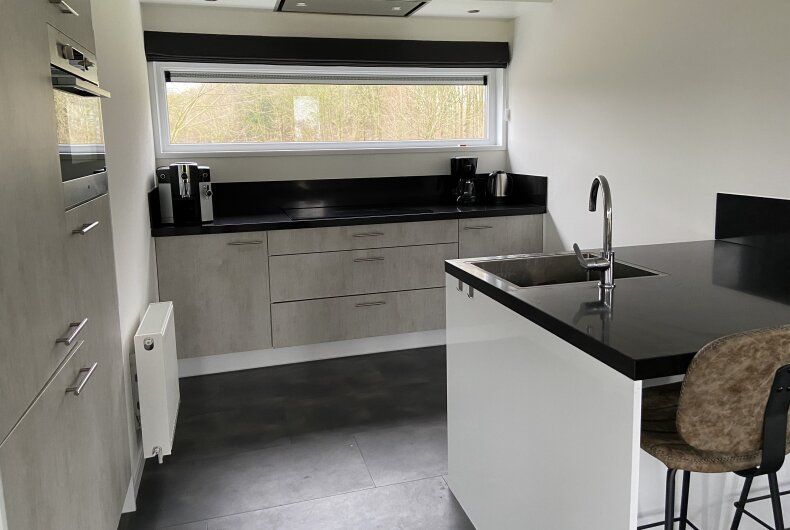 Modern kitchen in detached house in Biddinghuizen, Eastern Flevoland. Stylish vacation home with views of nature.