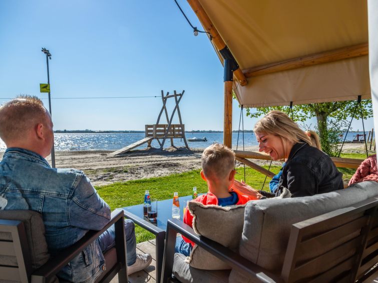 Genieten van het uitzicht op het water vanuit Vakantiehuis Solo Retreat 2, gelegen in Biddinghuizen, Oostelijk Flevoland.