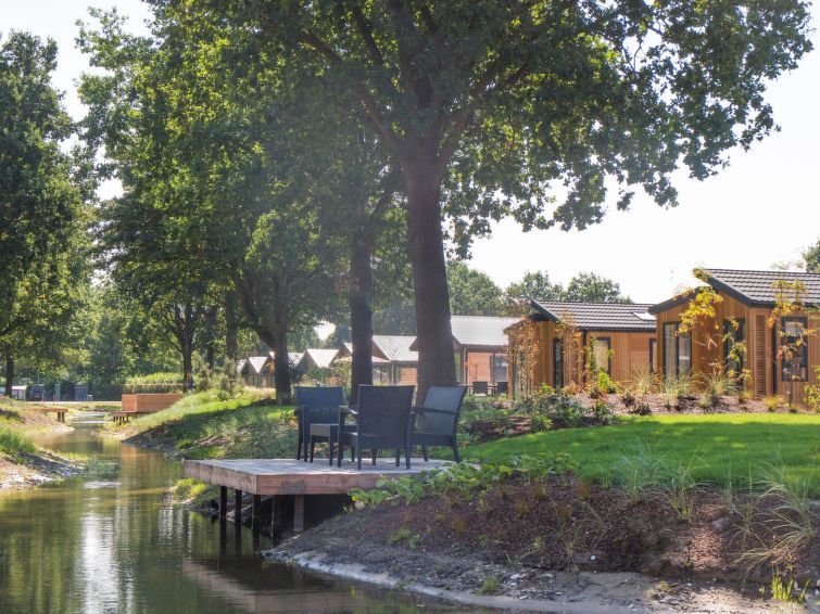 Gezellige zithoek aan het water bij Vakantiehuis Solo Retreat 2, Biddinghuizen, perfect voor ontspanning in Flevoland.