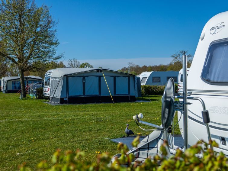 Kampeerervaring met caravan bij Vakantiehuis Solo Retreat 2, Biddinghuizen, ideaal voor natuurliefhebbers in Flevoland.