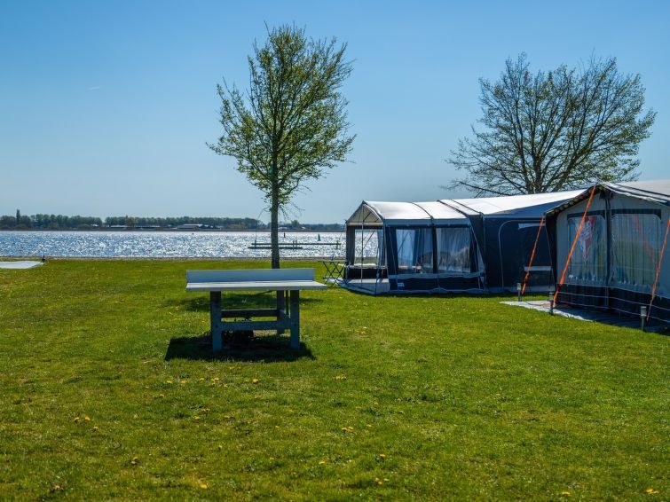Kampeerplaatsen aan het water bij Vakantiehuis Solo Retreat 2 in Biddinghuizen, een serene plek in Flevoland.
