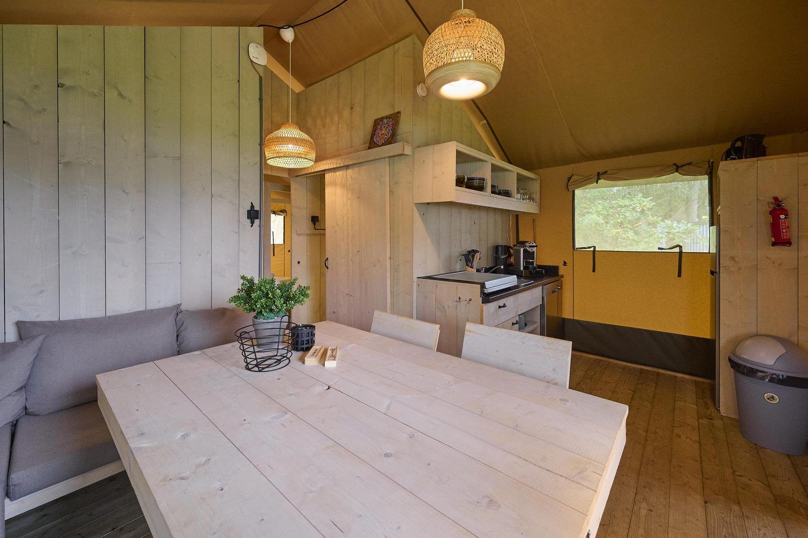 Dining area and kitchen in Safari Tent Wood, Biddinghuizen, perfect for a relaxing vacation in Flevoland.