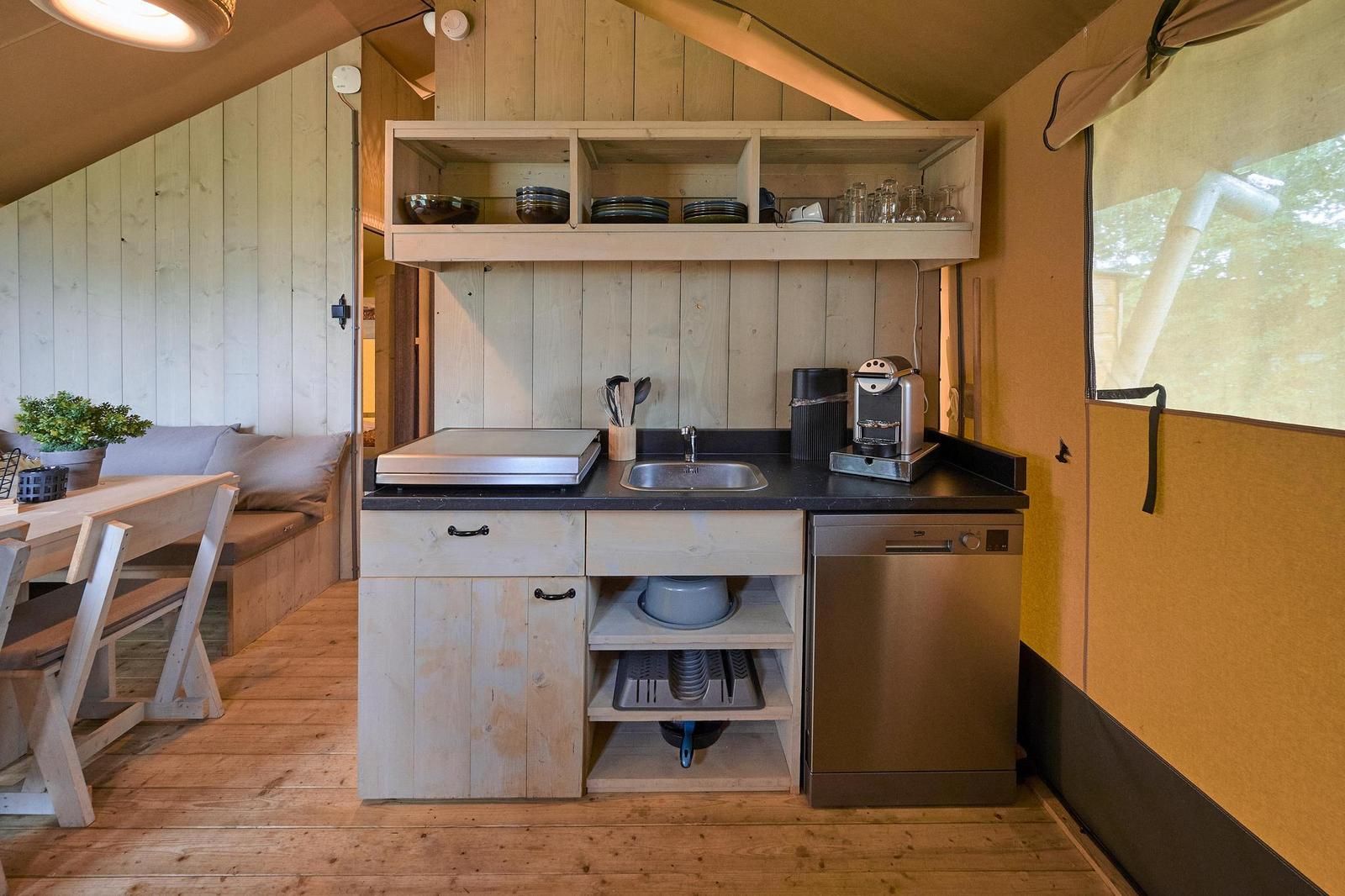 Stylish kitchen and dining area in Safari Tent Wood, Biddinghuizen, for a luxury glamping experience in Flevoland.