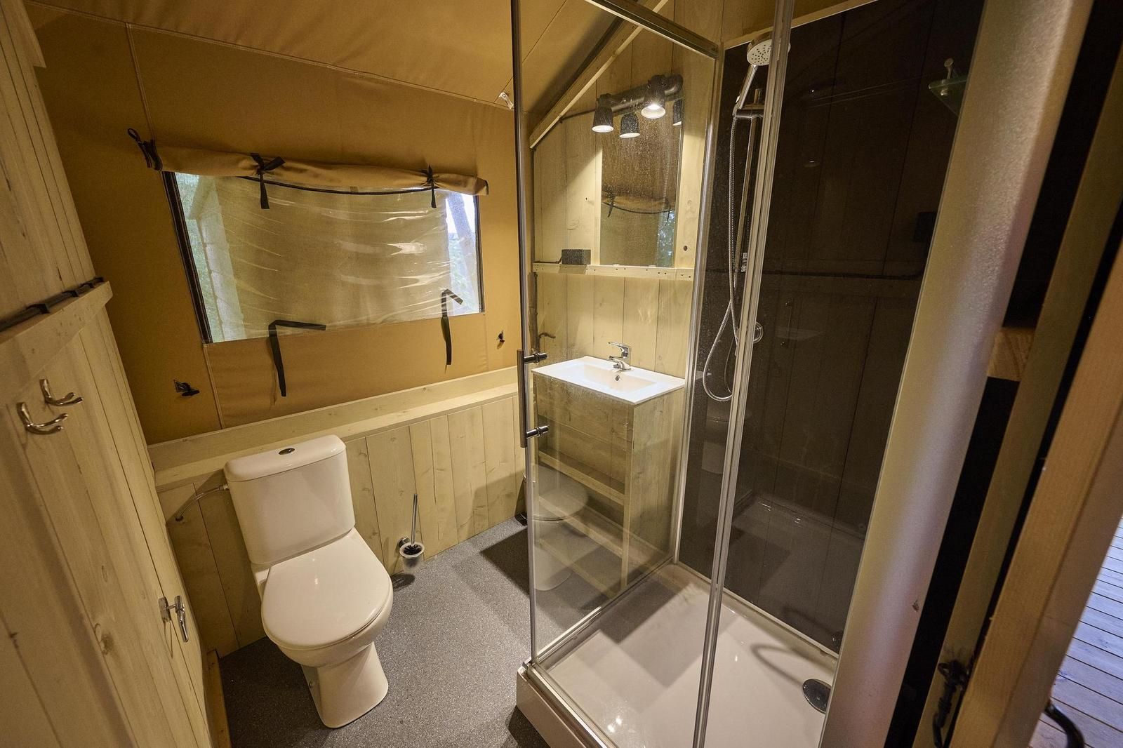 Bathroom in Safari Tent Wood, Biddinghuizen, with modern amenities for a comfortable stay in Flevoland.