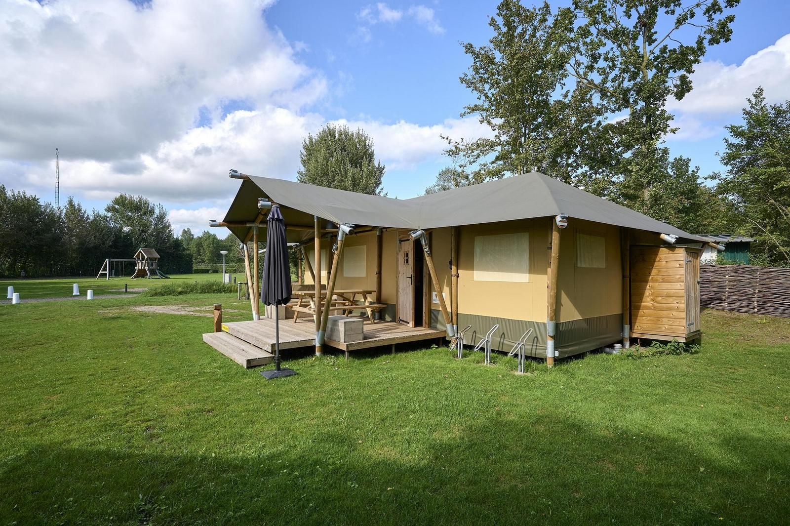 Gemuetlicher Aussenbereich der Medley Lodge in Biddinghuizen, ideal fuer einen Urlaub in Ost-Flevoland, Flevoland.