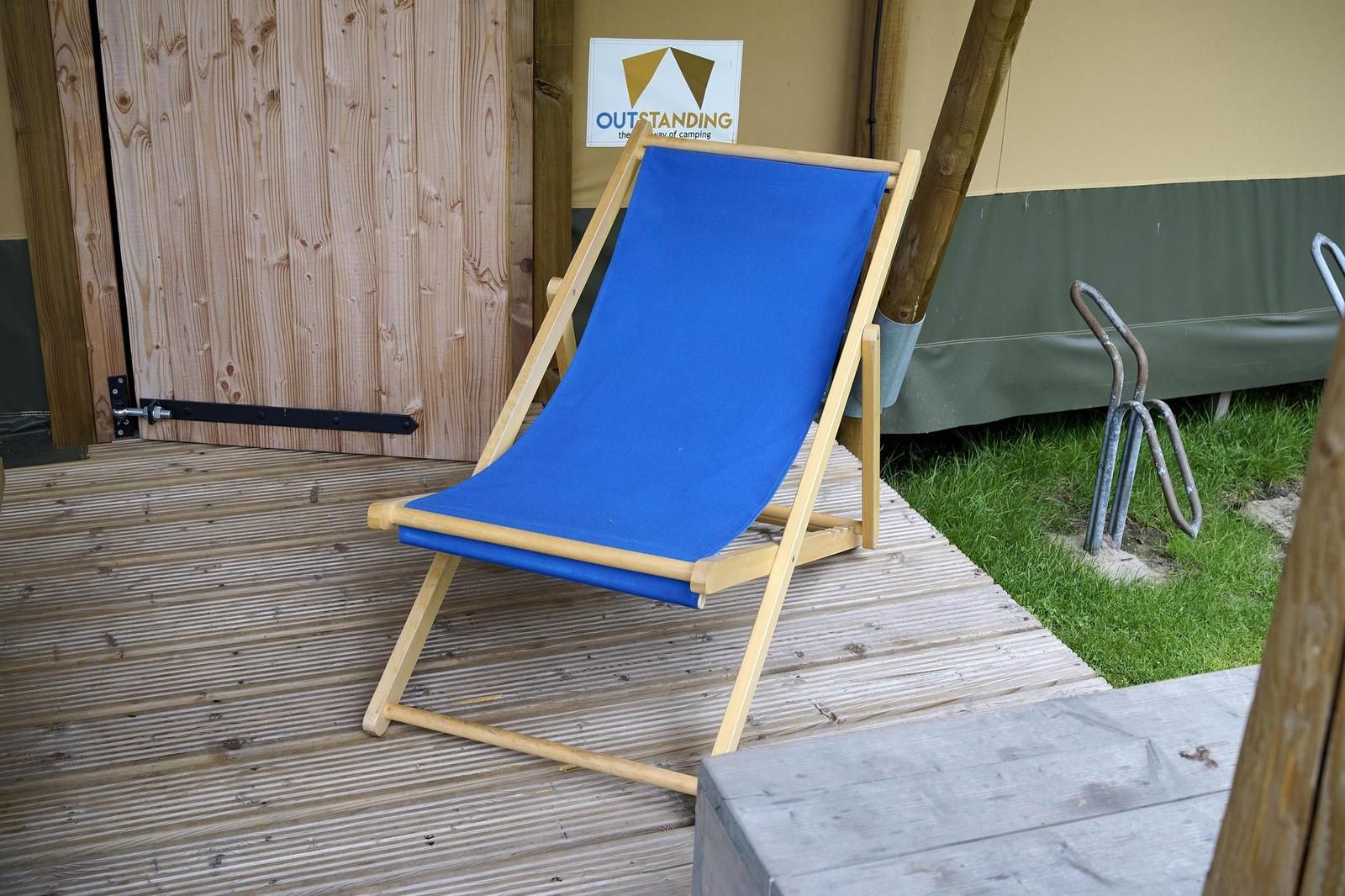 Bequemer Liegestuhl auf der Veranda der Medley Lodge in Biddinghuizen, Ost-Flevoland, Flevoland.