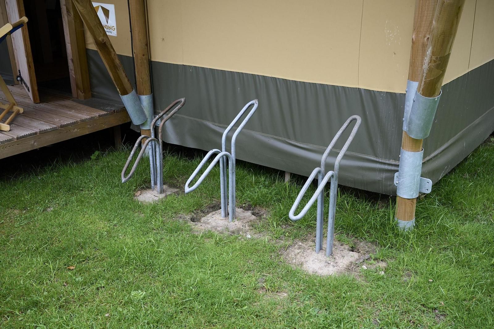 Fahrradstaender neben der Medley Lodge in Biddinghuizen, ideal fuer Radfahrer in Ost-Flevoland, Flevoland.