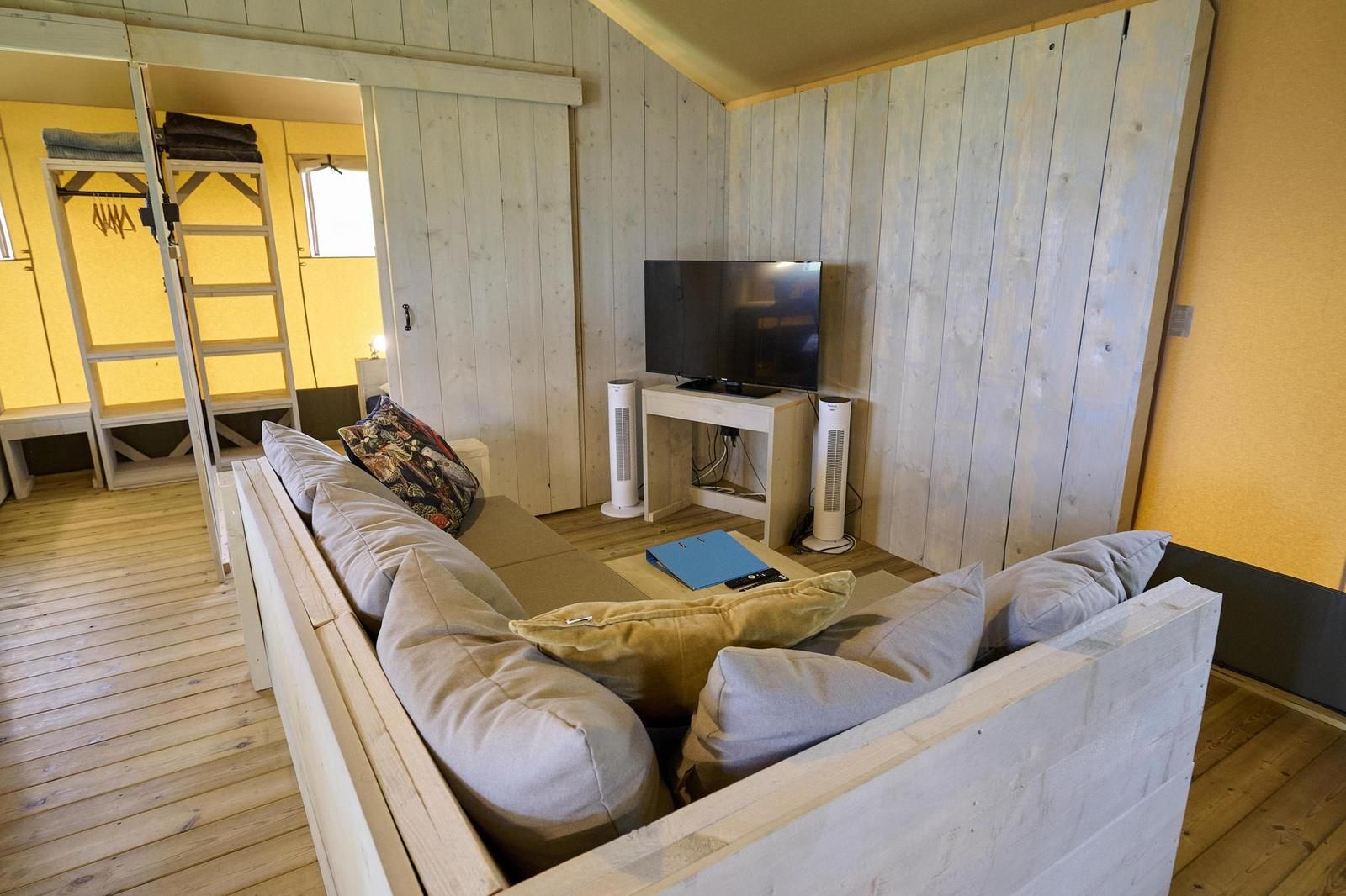 Gemuetliches Wohnzimmer in der Medley Lodge mit Fernseher, Biddinghuizen, Ost-Flevoland, Flevoland.