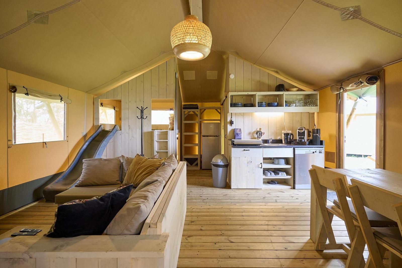 Offener Wohnbereich in der Medley Lodge mit moderner Kueche, Biddinghuizen, Ost-Flevoland, Flevoland.