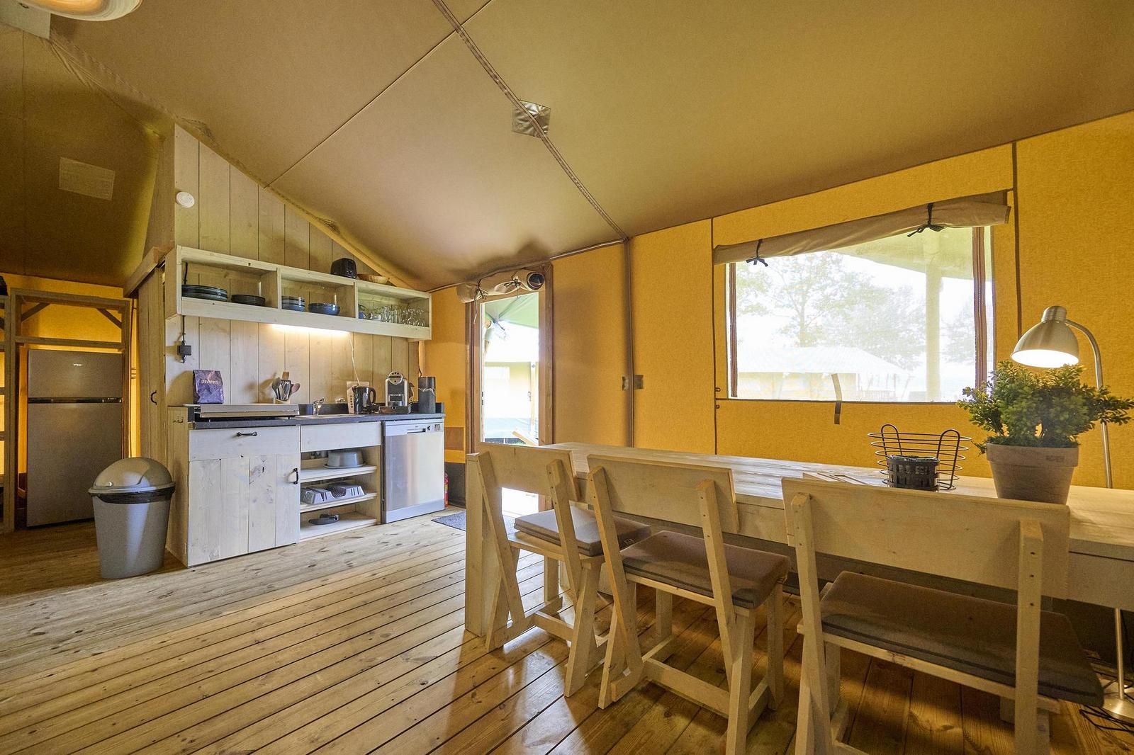 Esstisch und Kueche in der Medley Lodge, ideal fuer Familienabende in Biddinghuizen, Ost-Flevoland, Flevoland.