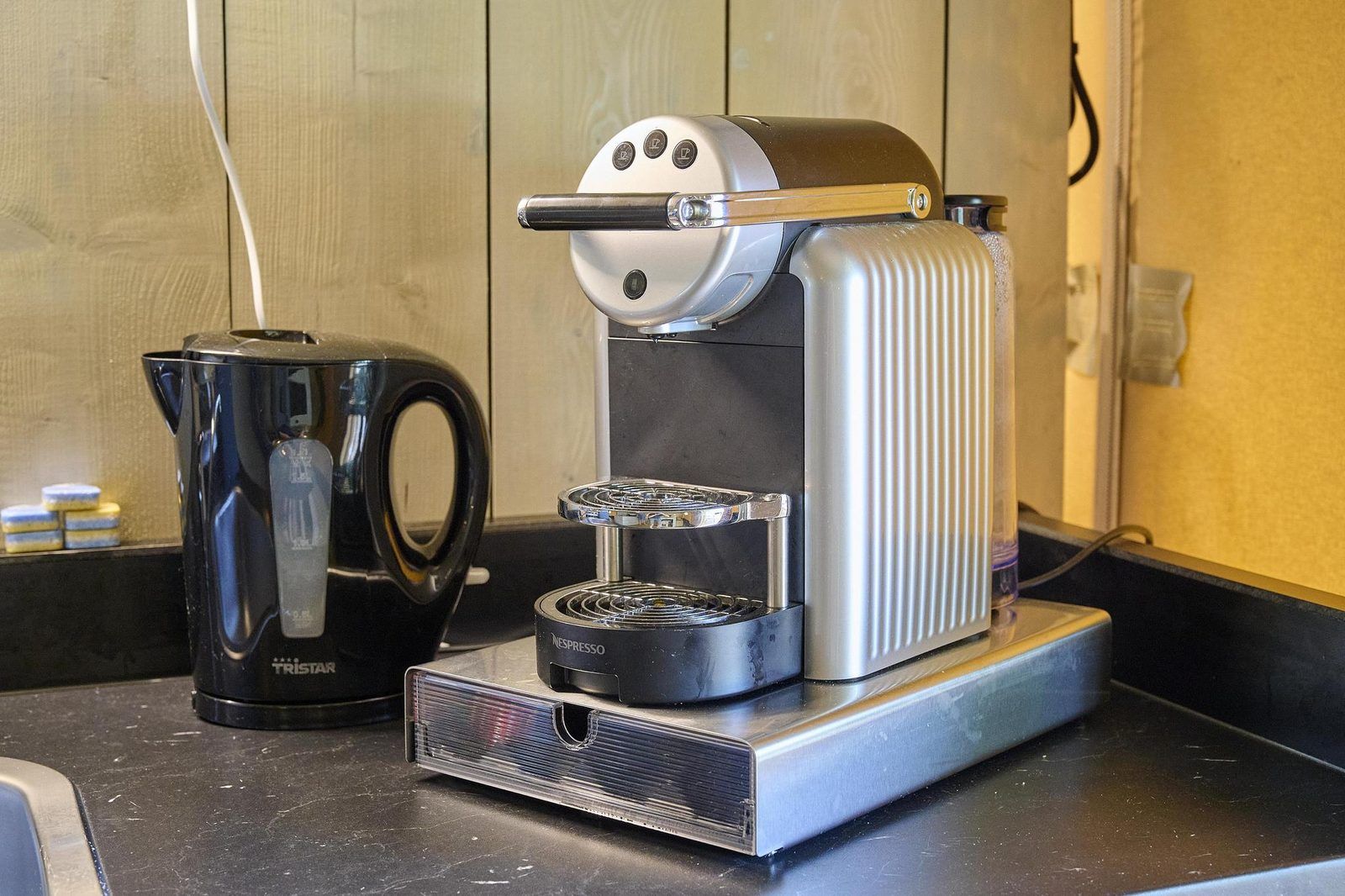 Kaffeemaschine und Wasserkocher in der Kueche der Medley Lodge, Biddinghuizen, Ost-Flevoland, Flevoland.