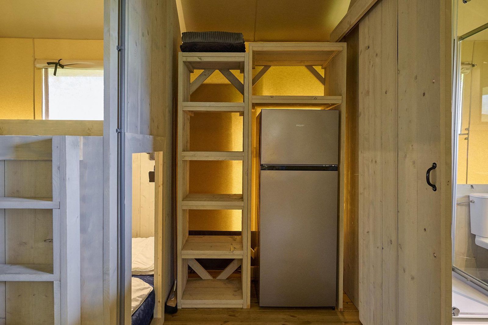 Praktischer Stauraum und Kuehlschrank in der Medley Lodge, Biddinghuizen, Ost-Flevoland, Flevoland.