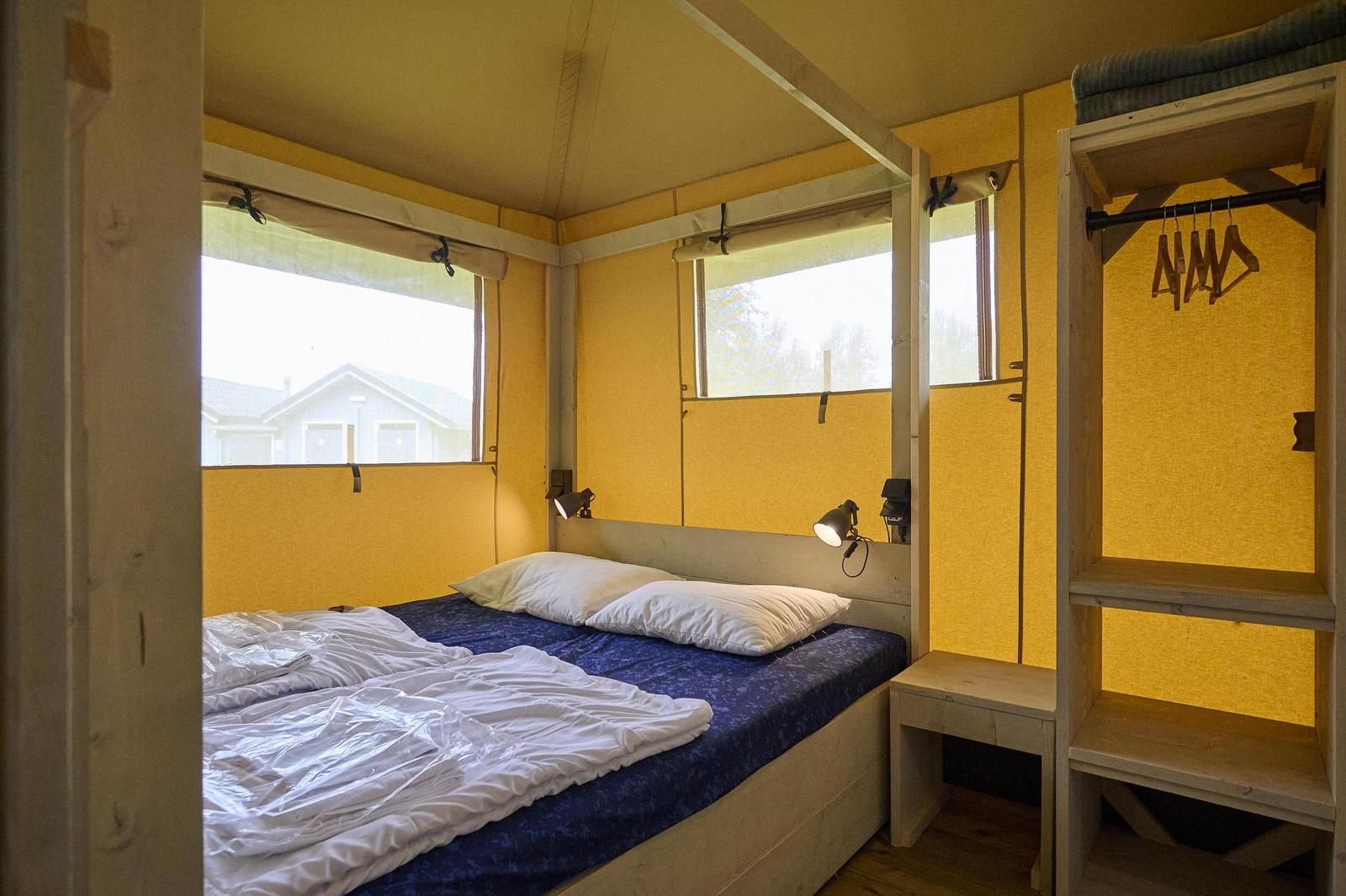 Komfortables Schlafzimmer in der Medley Lodge, Biddinghuizen, Ost-Flevoland, Flevoland.