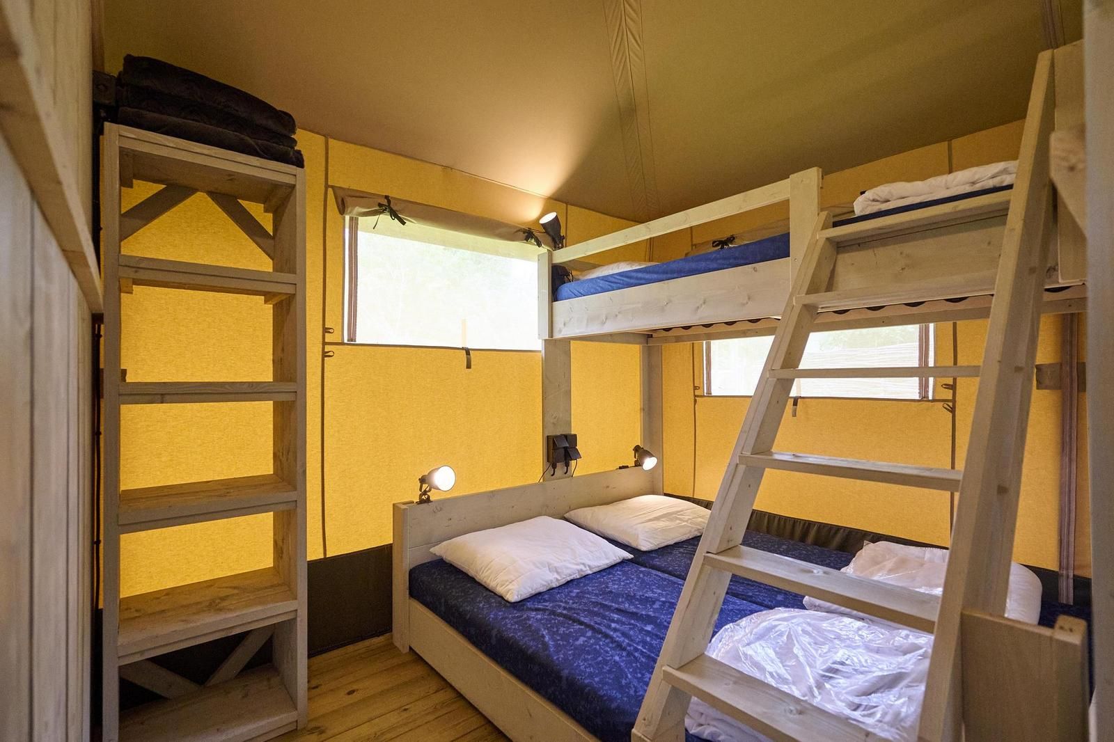 Familienzimmer mit Etagenbett in Medley Lodge, Biddinghuizen, Ost-Flevoland, Flevoland.