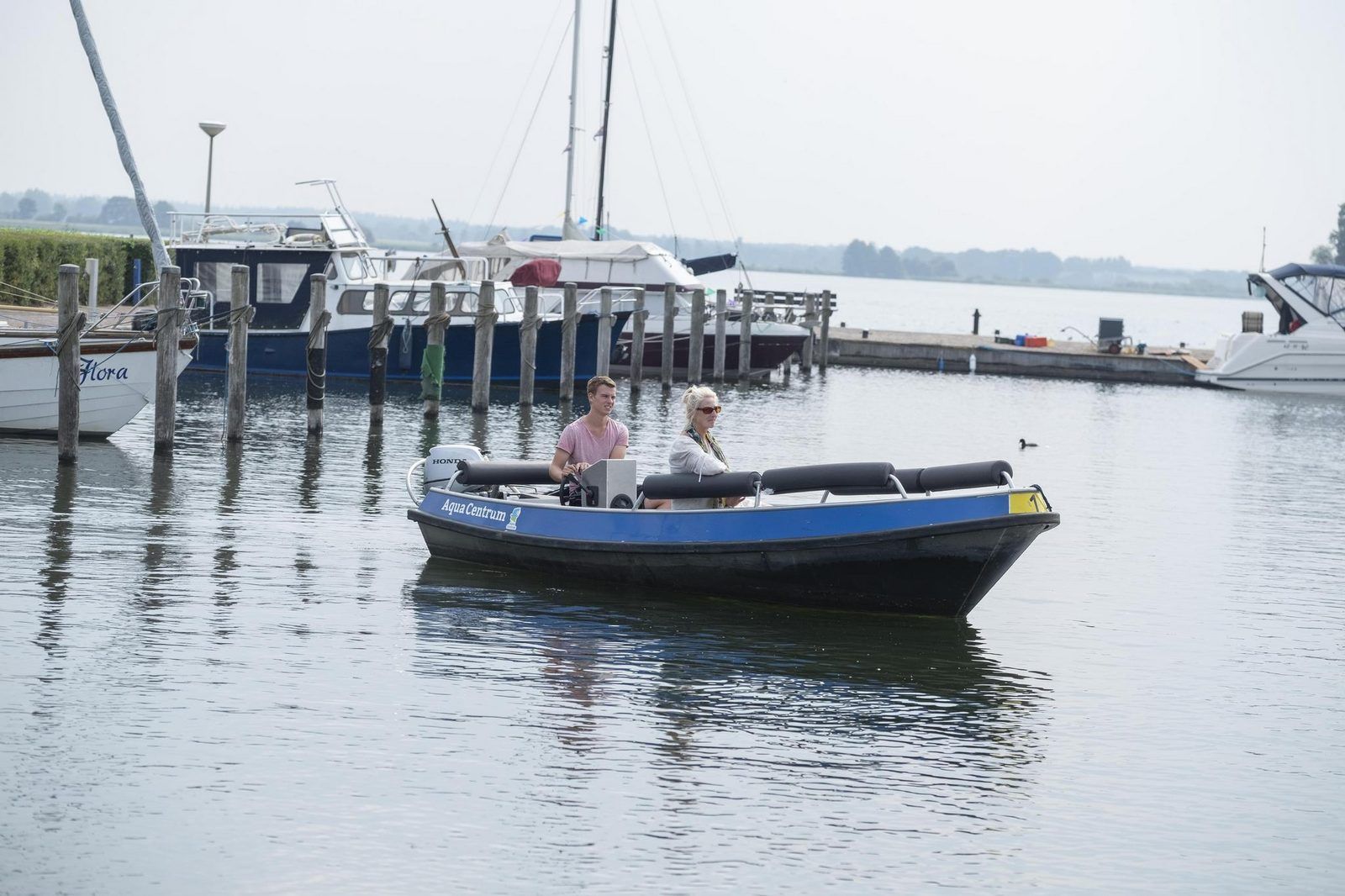 Bootsfahrt auf dem Wasser bei Medley Lodge, Biddinghuizen, Ost-Flevoland, Flevoland.
