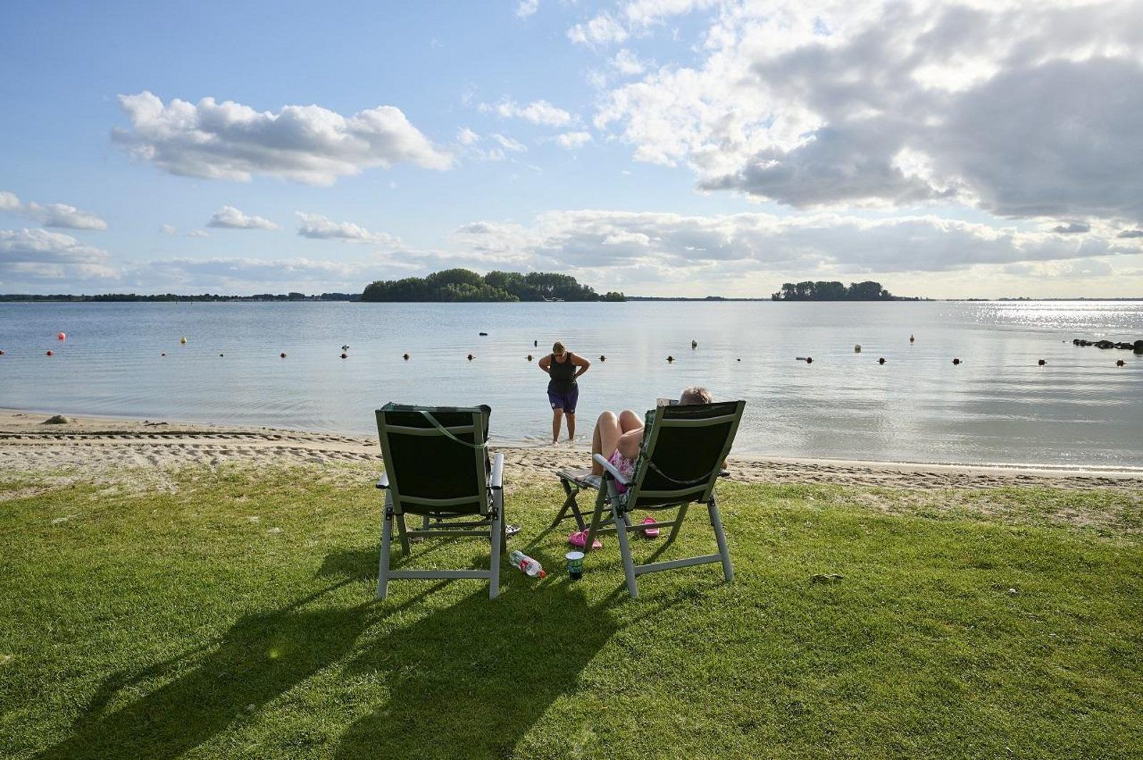 Entspannen Sie sich am Strand der Medley Lodge, Biddinghuizen, Ost-Flevoland, Flevoland.