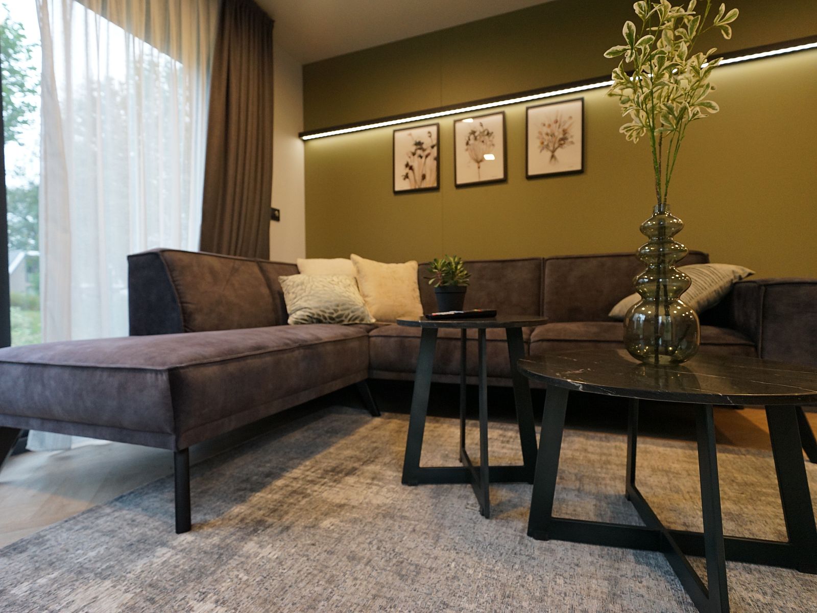 Gezellige woonkamer in Chalet in Biddinghuizen, vakantiehuis in Flevoland met comfortabele bank.