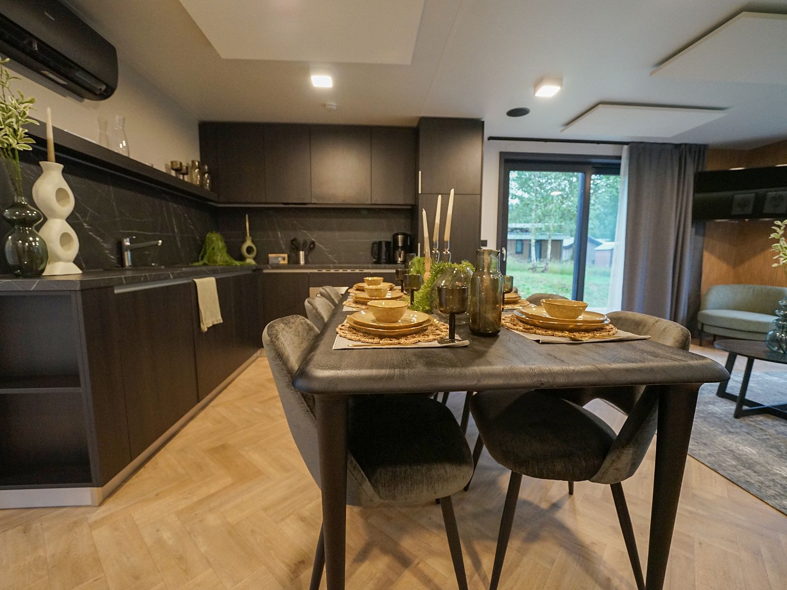 Eetkamer in Chalet in Biddinghuizen, vakantiehuis in Flevoland met moderne keuken en eettafel.