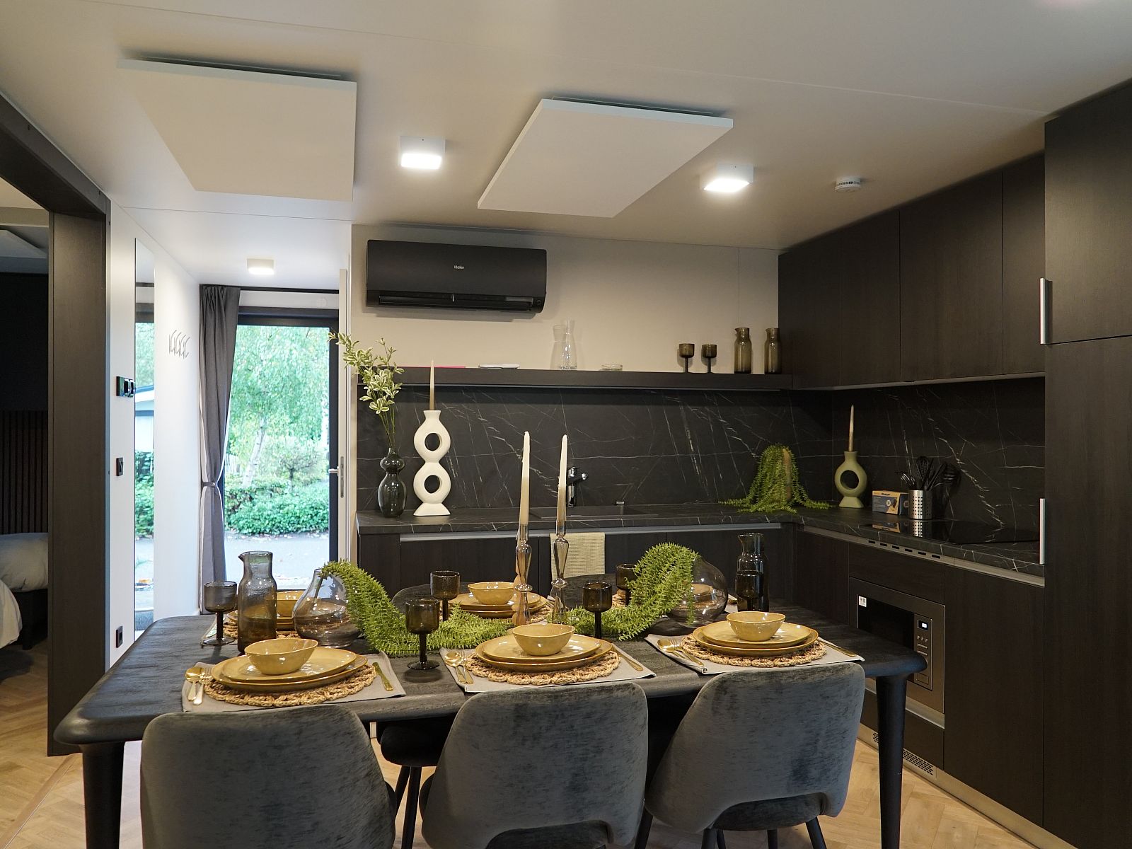 Chalet in Biddinghuizen, vakantiehuis in Oostelijk Flevoland met volledig ingerichte keuken en eetgedeelte.