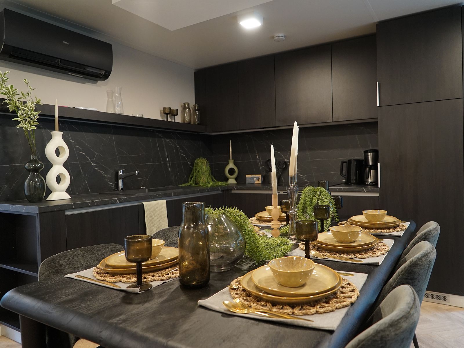 Moderne keuken in Chalet in Biddinghuizen, vakantiehuis in Flevoland met stijlvolle inrichting.