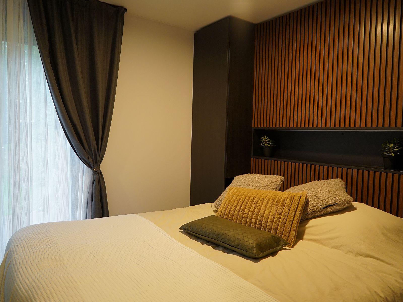 Gezellige slaapkamer in Chalet in Biddinghuizen, vakantiehuis in Flevoland met natuurlijke lichtinval.