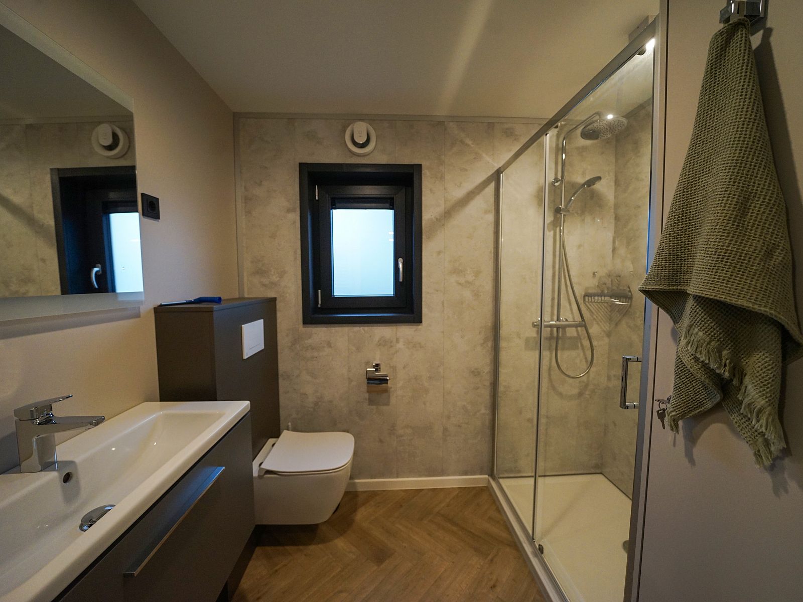 Moderne badkamer in Chalet in Biddinghuizen, vakantiehuis in Flevoland met douche en wastafel.
