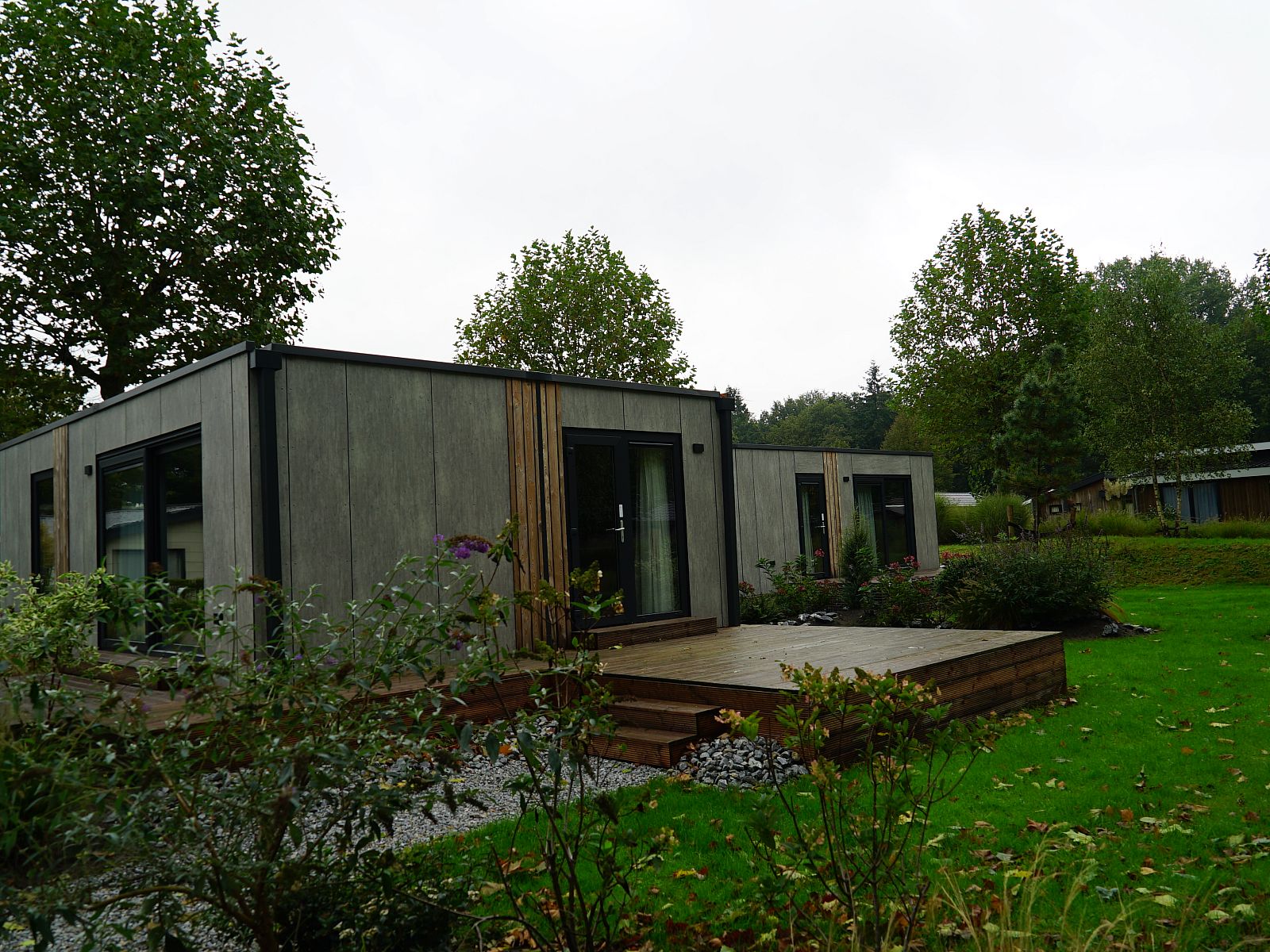 Chalet in Biddinghuizen, vakantiehuis in Oostelijk Flevoland omringd door groene natuur.