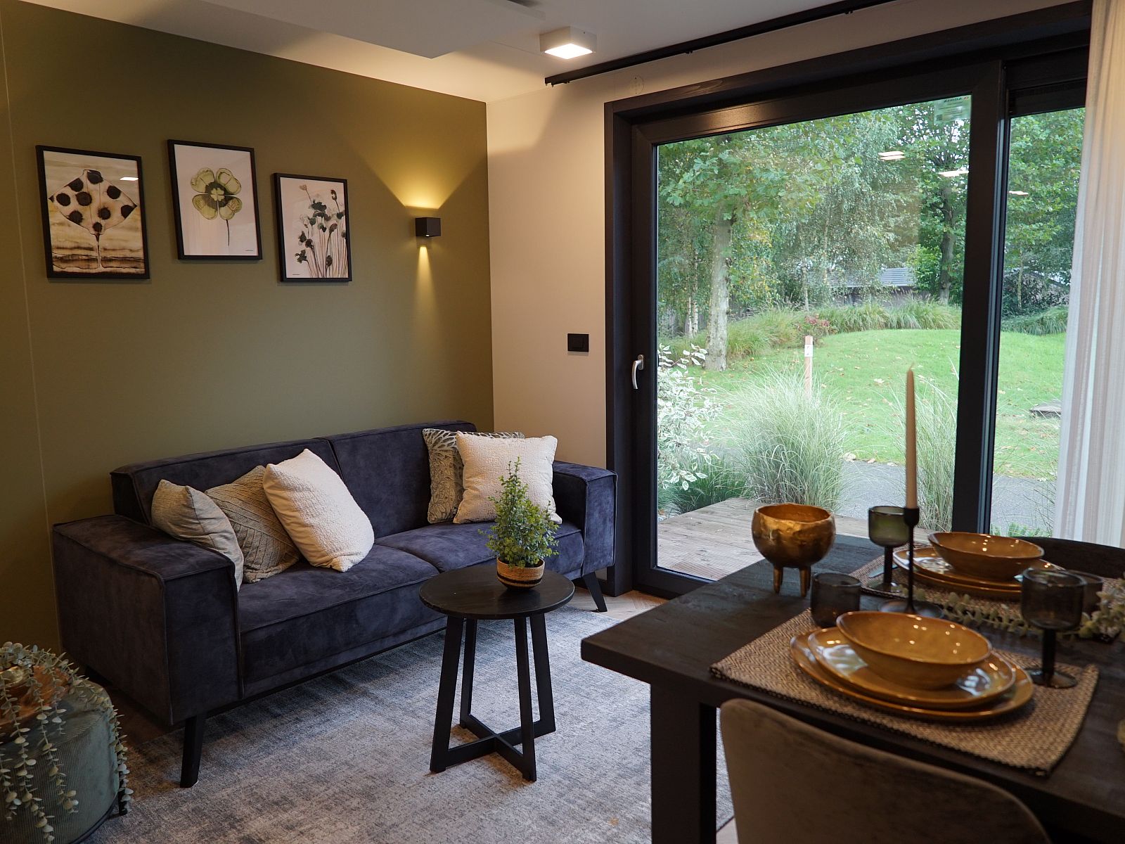 Gezellige zithoek in Chalet in Biddinghuizen, vakantiehuis in Oostelijk Flevoland met uitzicht op de tuin.