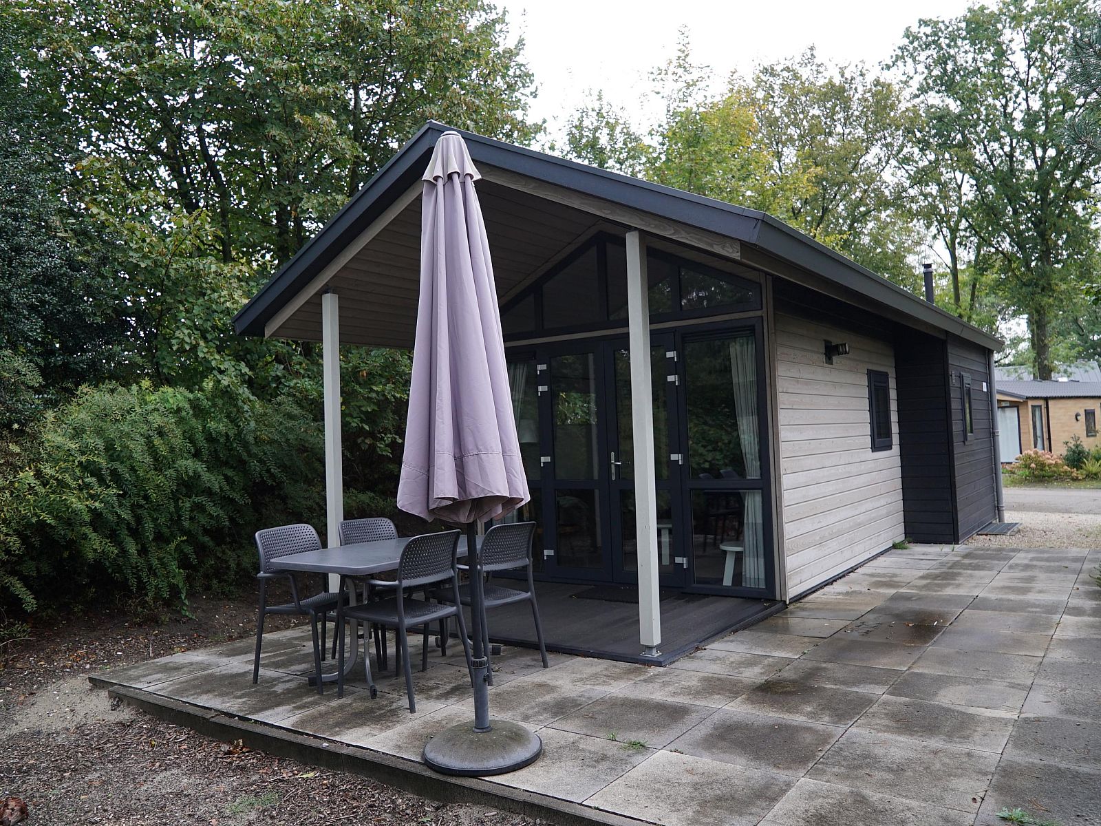 Vrijstaande woning in Biddinghuizen met terras en tuinmeubilair, gelegen in de groene omgeving van Oostelijk Flevoland, ideaal vakantiehuis.