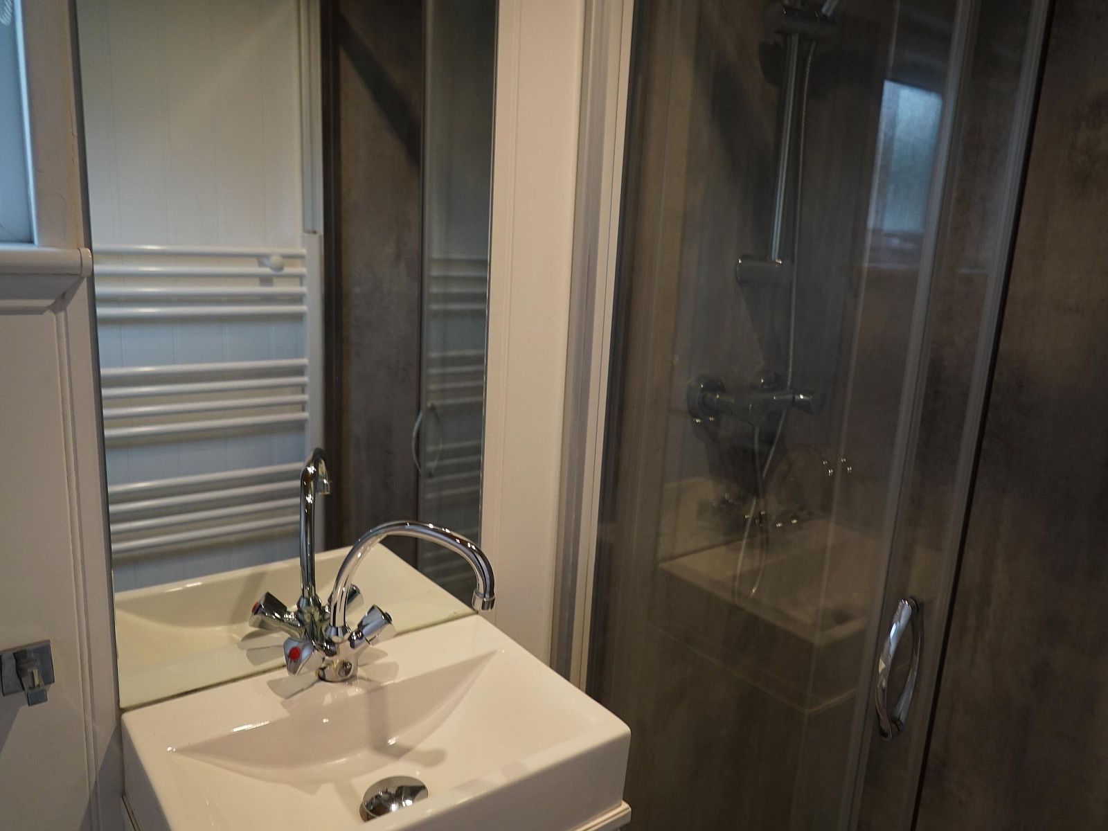 Moderne badkamer in Vrijstaande woning in Biddinghuizen, vakantiehuis in Oostelijk Flevoland, Flevoland met stijlvolle douche en wastafel.