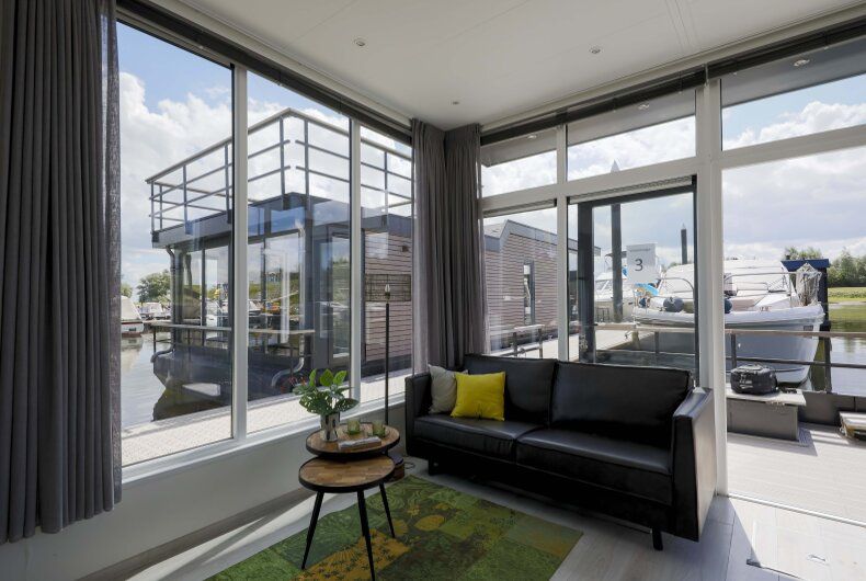 Blick aus dem freistehenden Haus in Biddinghuizen, Flevoland, mit einem gemtlichen Innenraum und Blick auf den ruhigen Hafen.