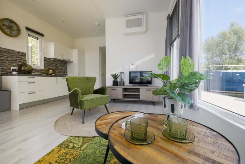 Stijlvolle woonkamer in Vrijstaande woning in Biddinghuizen, vakantiehuis in Oostelijk Flevoland met modern interieur en grote ramen.